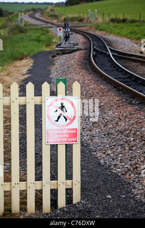 Keine unbefugten Personen über diesen Punkt hinaus anmelden Zaun in Killington Lane Station im August Stockfoto