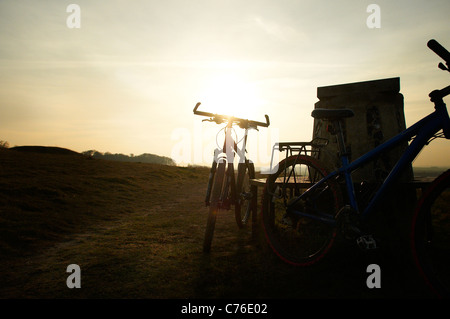 Mountain-Bikes im Sonnenuntergang in den Bergen Stockfoto