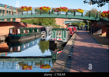 Hausboote in Banbury durch die Burg Quay Einkaufszentrum. Oxfordshire, England Stockfoto