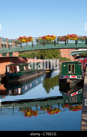 Hausboote in Banbury durch die Burg Quay Einkaufszentrum. Oxfordshire, England Stockfoto