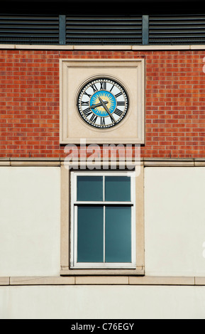 Römische Ziffer Sonnenuhr auf Rat Cherwell Bezirksämter in Banbury, Oxfordshire, England Stockfoto