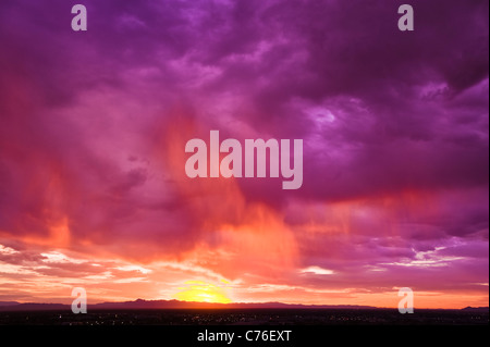 Einen schönen Sonnenaufgang vom Sunray Park in Ahwatukee / Phx. Arizona. Stockfoto