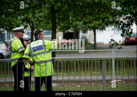 Drei Polizisten diskutieren die Szene von einem schweren Verkehrsunfall. Stockfoto