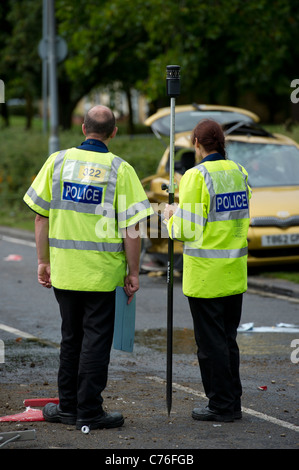 Essex Polizei schwere Kollision Investigation Unit Offiziere Untersuchung eine schwere Kollision zwischen Löschfahrzeug und Auto. Stockfoto