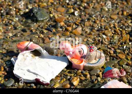 Trümmern zurückgelassen am Ende des hinduistischen Ganesh Festival in Essex, nachdem Lord Ganesh-Statuen im Meer zurückbleiben. Foto: Simon Ford Stockfoto