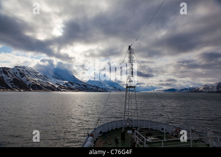 Ein Schiff in Adventfjorden, nähert sich der Hafen von Longyearbyen, Spitzbergen im arktischen Svalbard-Archipel. Stockfoto