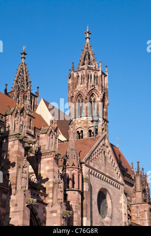 KATHEDRALE, KATHEDRALE DES ORTES, FREIBURG IM BREISGAU, SCHWARZWALD, BADEN-WÜRTTEMBERG, DEUTSCHLAND Stockfoto