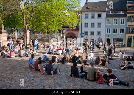 MENSCHEN AM AUGUSTINERPLACE SQUARE, FREIBURG IM BREISGAU, SCHWARZWALD, BADEN-WÜRTTEMBERG, DEUTSCHLAND Stockfoto