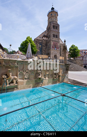 GOTISCHE FISCHBRUNNEN AUF DEM MARKTPLATZ, SCHWÄBISCH HALL, BADEN-WÜRTTEMBERG, DEUTSCHLAND Stockfoto