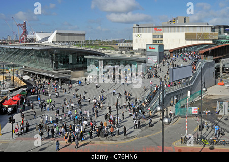 Blick von oben die Menschen in belebten Straße Szene Stratford Bahnhof und Einkaufszentrum Westfield London 2012 Olympic Park Veranstaltungsorte über Newham GROSSBRITANNIEN Stockfoto