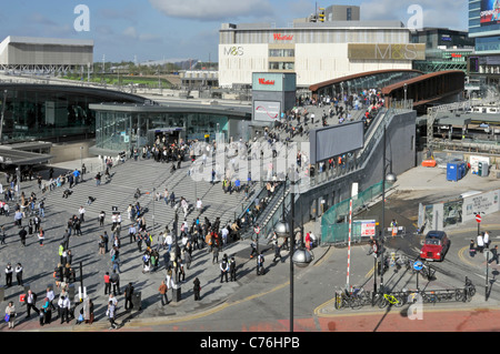 Luftaufnahme Stadtansicht M&S Einzelhandel Geschäft Gebäude Massen von Menschen Belebte Stratford Bahnhof & Westfield Einkaufszentrum Newham East London, England, Großbritannien Stockfoto