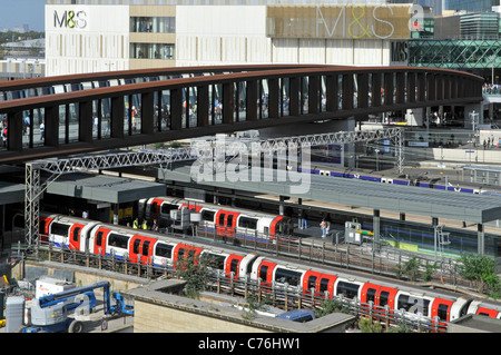 Westfield Shopping Centre Eingangsbrücke & Luftaufnahme U-Bahn Am Bahnhof Stratford Bahnsteig M&S Schild Marks and Spencer Gebäude East London UK Stockfoto