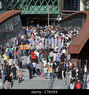 Luftaufnahme Blick auf Massen von Menschen Lifestyle-Käufer Schlange, um zum Westfield Shopping Centre Stratford Newham East zu gelangen London, England, Großbritannien Stockfoto
