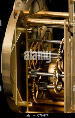 Mechanismus der Vintage Haller Messing Kuppel Torsion Uhr mit rotierenden Pendel Stockfoto