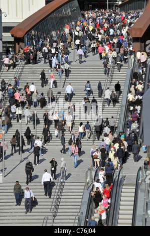 Luftvögel Blick Menschenmassen Eingang Treppen & Die Rolltreppe nähert sich dem Westfield Shopping Centre in Stratford City Newham East London, England, Großbritannien Stockfoto