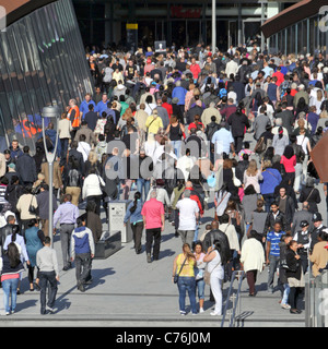 Luftaufnahme Blick auf Massen von Menschen Lifestyle-Käufer Schlange, um zum Westfield Shopping Centre Stratford Newham East zu gelangen London, England, Großbritannien Stockfoto