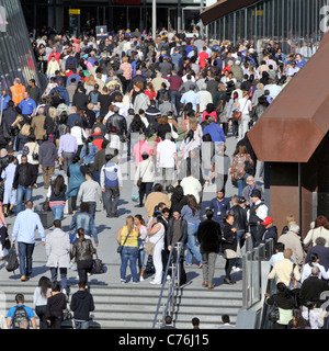 Luftaufnahme Blick auf Massen von Menschen Lifestyle-Käufer Schlange, um zum Westfield Shopping Centre Stratford Newham East zu gelangen London, England, Großbritannien Stockfoto