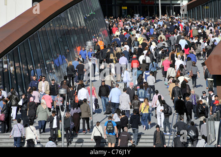 Luftaufnahme Menschenmenge Westfield Shopping Centre Haupteingang breite Fußgängerbrücke über Stratford Station nach der ersten Eröffnung East London England UK Stockfoto