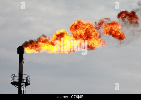 Fackeln für Gehäuse-Kopf Gas flaring während Öl Stockfoto