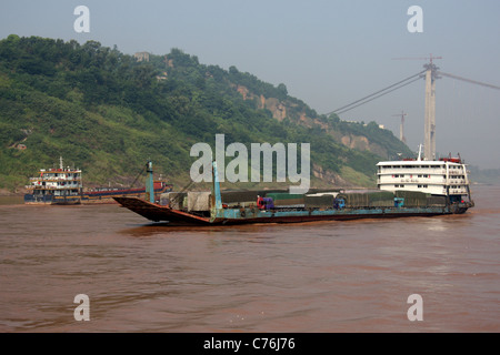 LKW Fähre am Jangtse-Fluss unter Chongqing, China Stockfoto