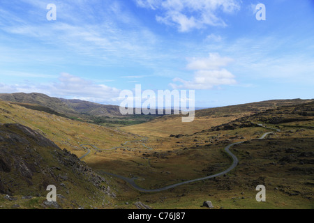 Der Blick durch den Healy Pass auf der Beara-Halbinsel in Richtung Co Cork in Irland. Stockfoto