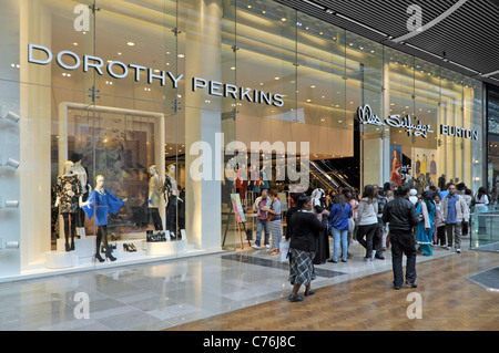 Arcadia Group drei gemeinsame Shopfronts Shopping-Mall innen an das Einkaufszentrum Westfield Stratford City Stockfoto