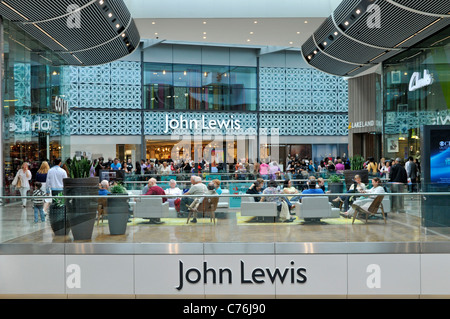 Leute sitzen innen Einkaufscenter Mall am Eingang zu John Lewis Kaufhaus im Westfield Stratford City Einkaufszentrum East London England GB Stockfoto