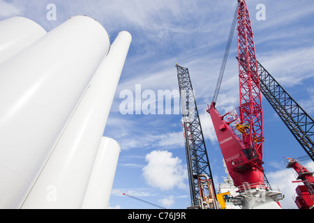 Ein Aufbocken Lastkahn mit Wind-Turbine-Teile für den Offshore-Windpark Walney geladen wird. Stockfoto