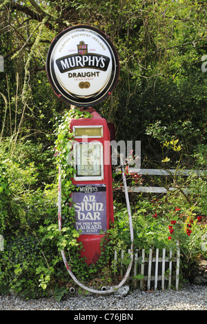 Eine alte Zapfsäule vor einem Pub im Westen von Irland. Stockfoto