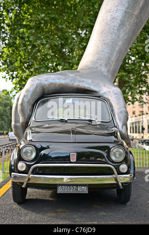 Hand drücken Auto Skulptur--Vroom Vroom--von Lorenzo Quinn, Park Lane, London, England, UK, Europa Stockfoto