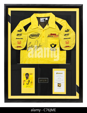 2002 Jordan Formula One Team Shirt, unterzeichnet von Eddie Jordan und andere Erinnerungsstücke gerahmt Stockfoto