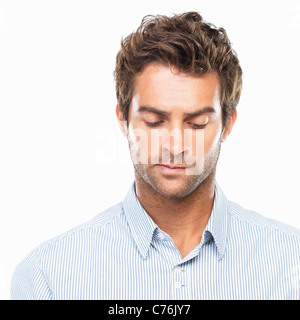 Nahaufnahme der jungen nachdenklich Geschäftsmann nach unten Stockfoto