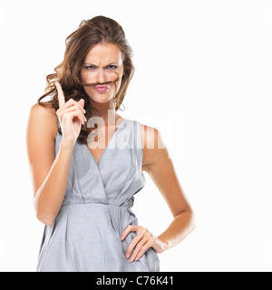 Studioportrait verspielte Frau mit Schnurrbart Haar gemacht Stockfoto
