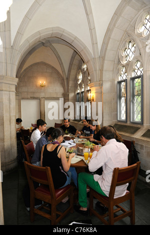 Ausländische Studenten Essen am Calhoun Residential College an der Yale University Summer School. Stockfoto