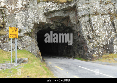 Ein Tunnel Wegweiser Schild warnt vor fallenden Eiszapfen. Stockfoto