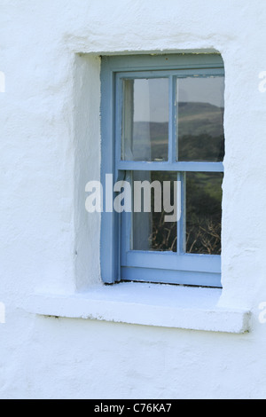 Ein Holz-Schiebefenster in einem traditionelle irische Farm Cottage in der Nähe von Lauragh, Co Kerry, Irland Rep. Stockfoto