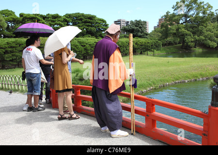 Japanische Greis im Cosplay Kostüm Spiel der Natur. Der Herr der alten Ära der Japan Bilder. Stockfoto