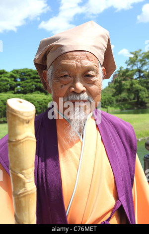 Japanische Greis im Cosplay Kostüm Spiel der Natur. Der Herr der alten Ära der Japan Bilder. Stockfoto