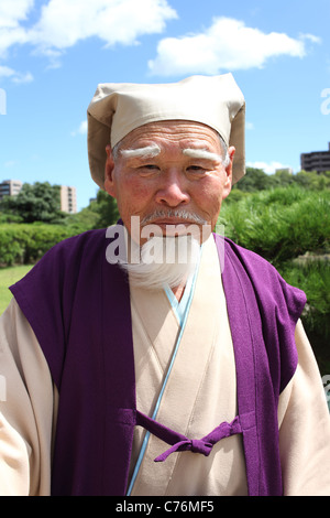 Japanische Greis im Cosplay Kostüm Spiel der Natur. Der Herr der alten Ära der Japan Bilder. Stockfoto