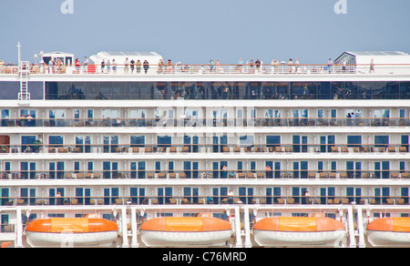 Luxus-Kreuzfahrtschiff mit Menschen auf allen Decks Stockfoto