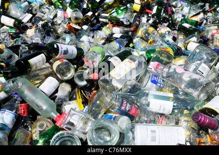 Detail der Stapel der weggeworfene Glasflaschen für Recycling, USA. Stockfoto