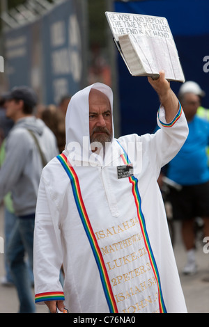 Ein Mann verkauft Religion an die vorbeifahrenden Menschenmenge am Bahnhof World Trade Center Weg. Stockfoto