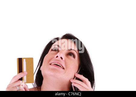 junge Frau mit Kreditkarte nachschlagen Stockfoto