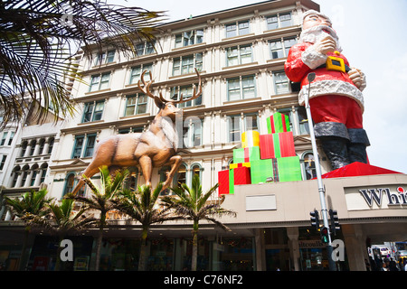 Die berühmte Weihnachtsmann und Rentier Statuen auf dem Whitcoulls Gebäude, Auckland City, North Island, Neuseeland. Stockfoto