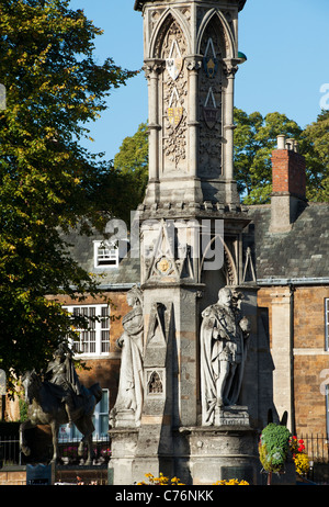 Überqueren Sie Statuen der Königin Victoria und George V in Banbury, Oxfordshire, England Stockfoto