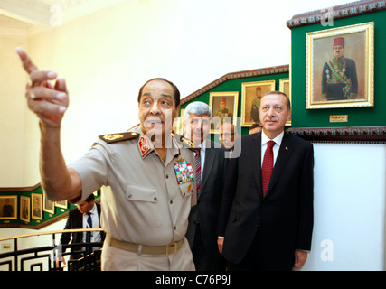 Türkische PM Erdogan trifft Ägyptens militärische Herrscher Tantawi im Verteidigungsministerium auf Erdogans Besuch in Ägypten Stockfoto