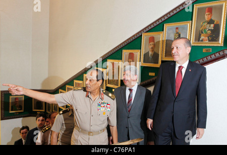 Türkische PM Erdogan trifft Ägyptens militärische Herrscher Tantawi im Verteidigungsministerium auf Erdogans Besuch in Ägypten Stockfoto