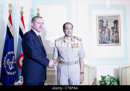 Türkische PM Erdogan trifft Ägyptens militärische Herrscher Tantawi im Verteidigungsministerium auf Erdogans Besuch in Ägypten Stockfoto