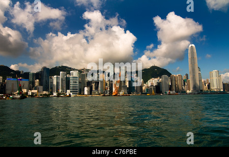 Blick auf Hong Kong Island von Kowloon-Seite gesehen. Stockfoto