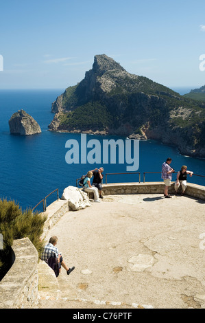 Touristen auf die Parietti Grat top Wanderweg Cap de Formentor, Mallorca. Mai 2011 Stockfoto